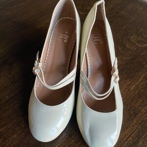 Elegant Cream Women's Shoes